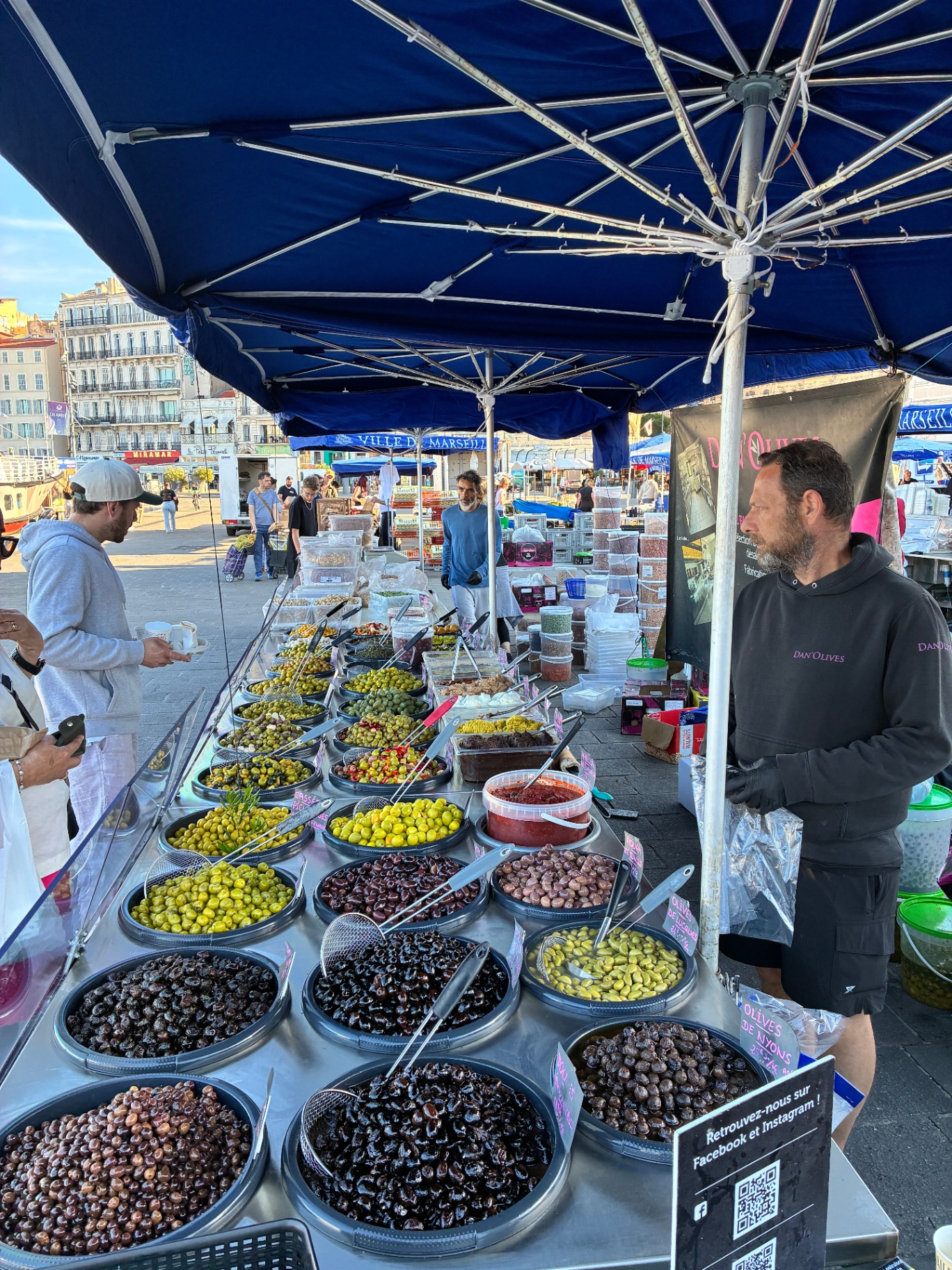 Étal d'olives au marché du Vieux-Port de Marseille
